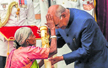 Thimmakka ’blesses’ President, receives Padma award